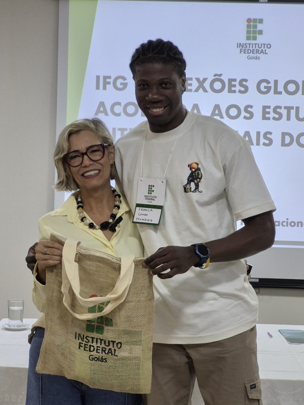 Natural da República do Congo, o estudante Franck Christ Juste (na segunda foto desta postagem) chegou ao Câmpus Itumbiara no início de 2024 para cursar a graduação em Engenharia de Controle e Automação. Franck também participou do encontro com alunos estrangeiros na Reitoria ontem, dia 20